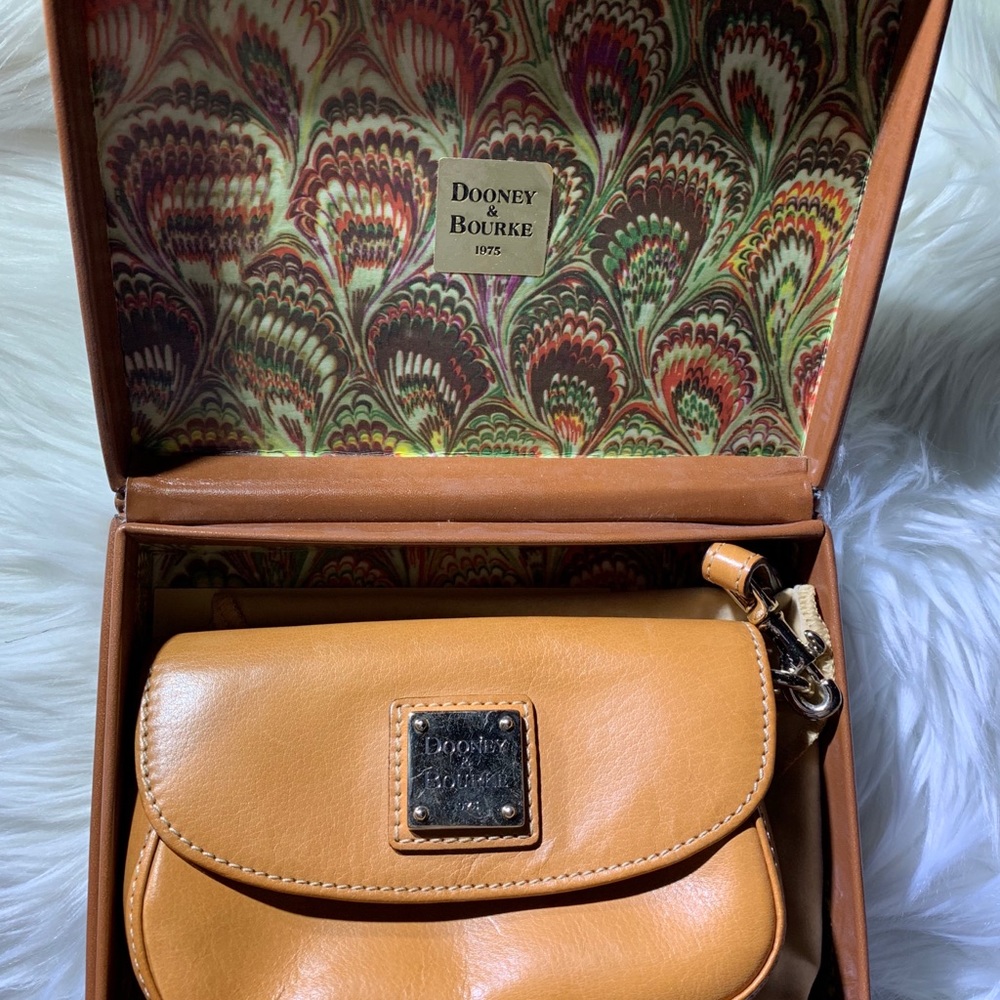 Vintage Dooney & Bourke leather wristlet